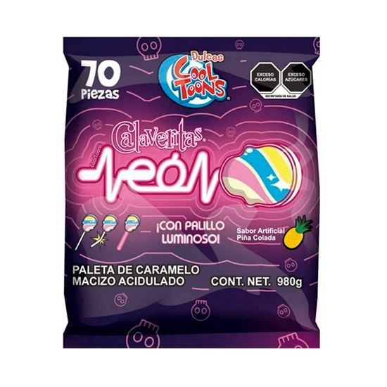 Imagen de Paletas de caramelo sabor piña colada con palillo luminoso Dulces Cool Toons Calaveritas Neón 70 pzas (980g)